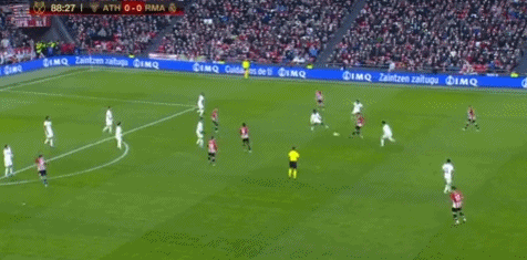 紧跟时事，韩国艺人在热刺vs纽卡看台模仿酷玩乐队观众出轨